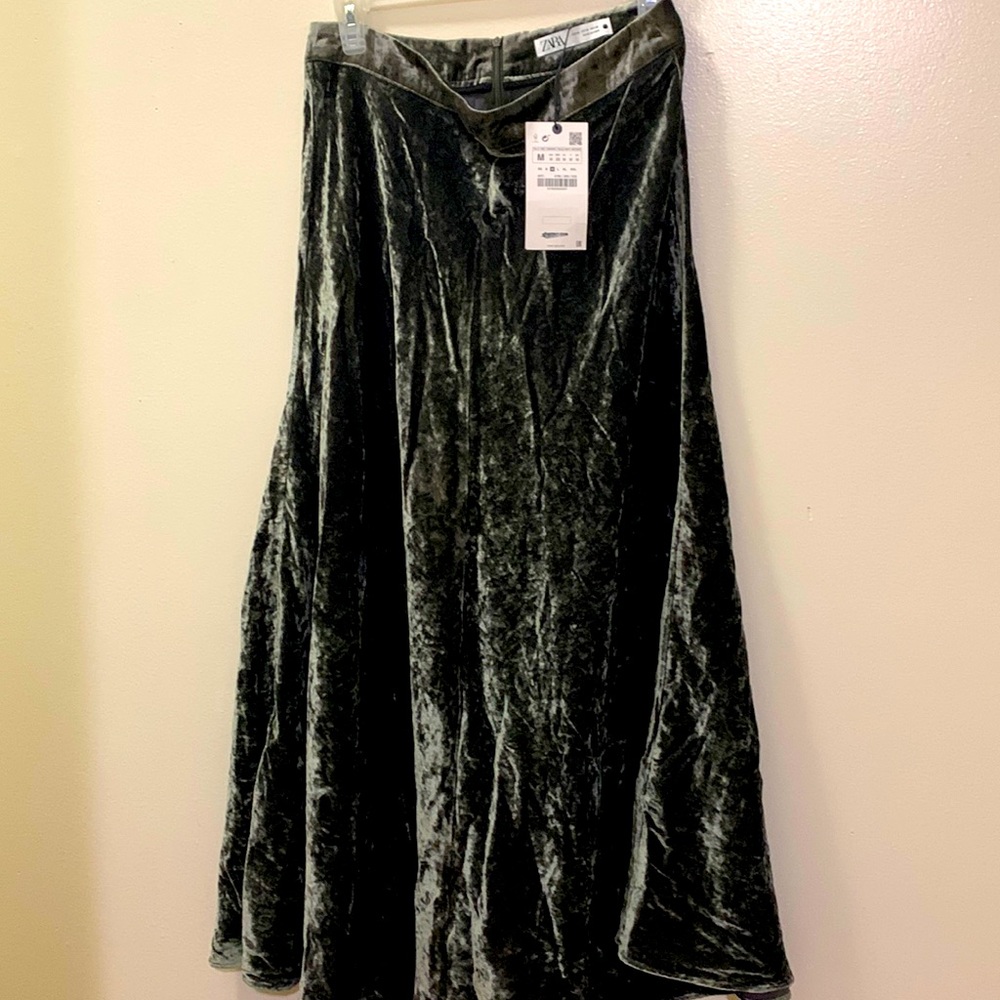 Very very cute velvet green skirts size m beautiful